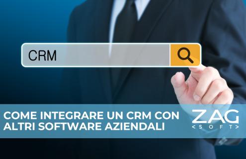 uomo che con la mano virtualmente cerca la parola crm in una barra di ricerca