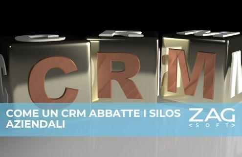 Tre cubi con la scritta "CRM" in evidenza