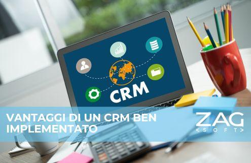 scritta crm all'interno del desktop del computer con le icone che rappresentano i vantaggi