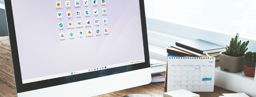 Pc con Odoo aperto con tutte le sue applicazioni ben visibili in un ufficio lavorativo