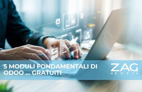 Una persona in giacca e cravatta sta digitando su un laptop.