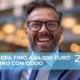 Un imprenditore sorridente in giacca e cravatta, con occhiali, felice per i risparmi ottenuti con un gestionale.