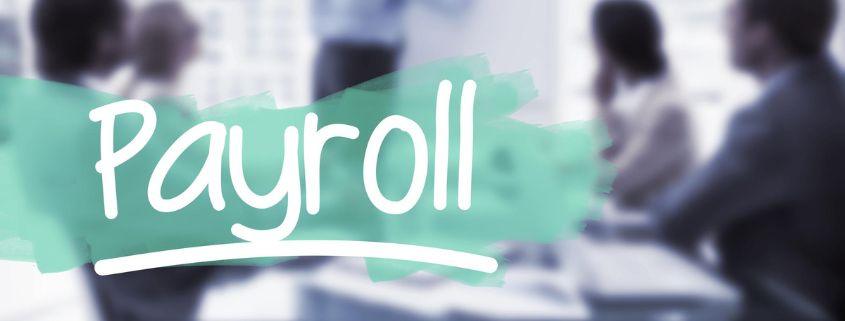 perche-il-payroll-metalmeccanico-e-cosi-complesso Scritta "payroll" in evidenza, con persone sullo sfondo che creano un'atmosfera di lavoro.