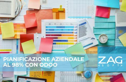 Un tavolo pieno di note adesive dai colori vivaci, rappresentando creatività e organizzazione.