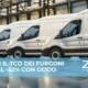 Una fila di furgoni bianchi all'interno di un magazzino spazioso.