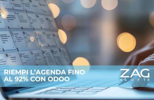 Utente al computer portatile, con un calendario aperto sullo schermo.